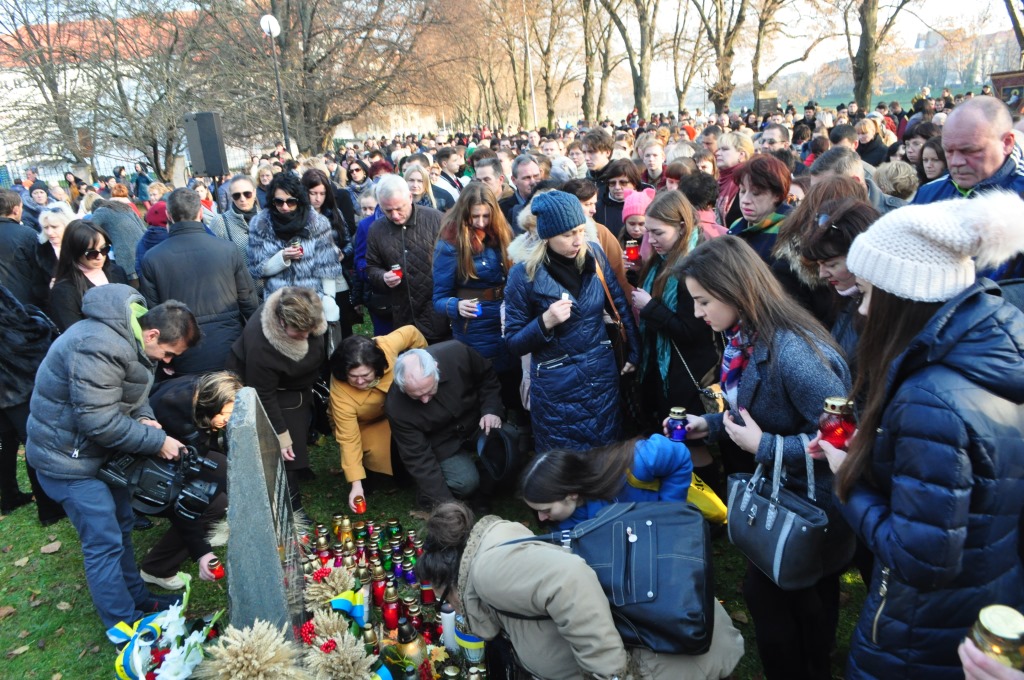Сьогодні, 25 листопада, в Ужгороді відбулися жалобні заходи до Дня памʼяті жертв голодоморів.


