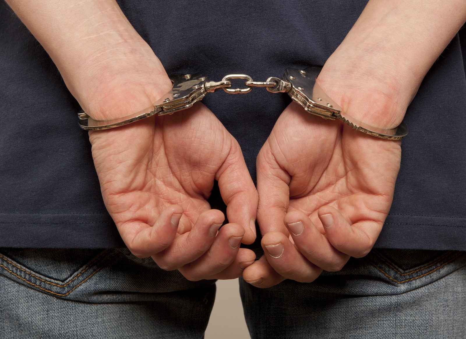 За кражу мобильного телефона мукачевские правоохранители задержали 42-летнего мужчину, так как мукачевец уже был условно осужденным, ему грозит до трех лет лишения свободы. 