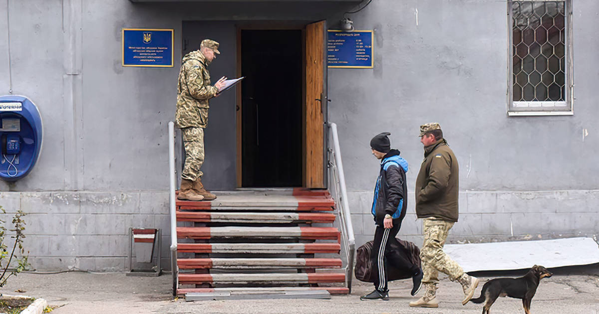 На Дніпропетровщині військкомат вивісив списки уклоністів, які намагаються уникнути мобілізації. 