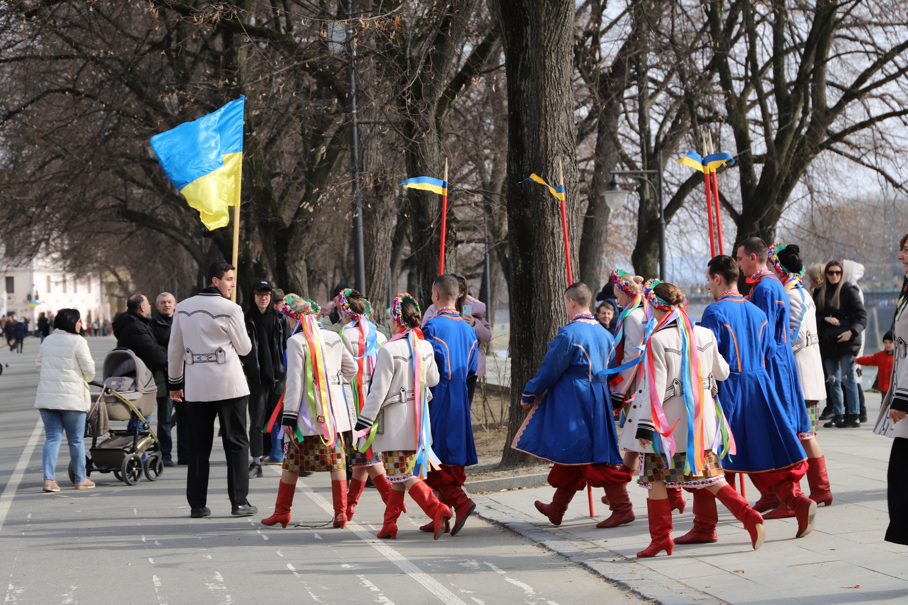 Заслуженный академический Закарпатский народный хор сегодня, в день 83-й годовщины провозглашения Карпатской Украины, исполнил несколько композиций у памятника своему президенту – Августину Волошину.