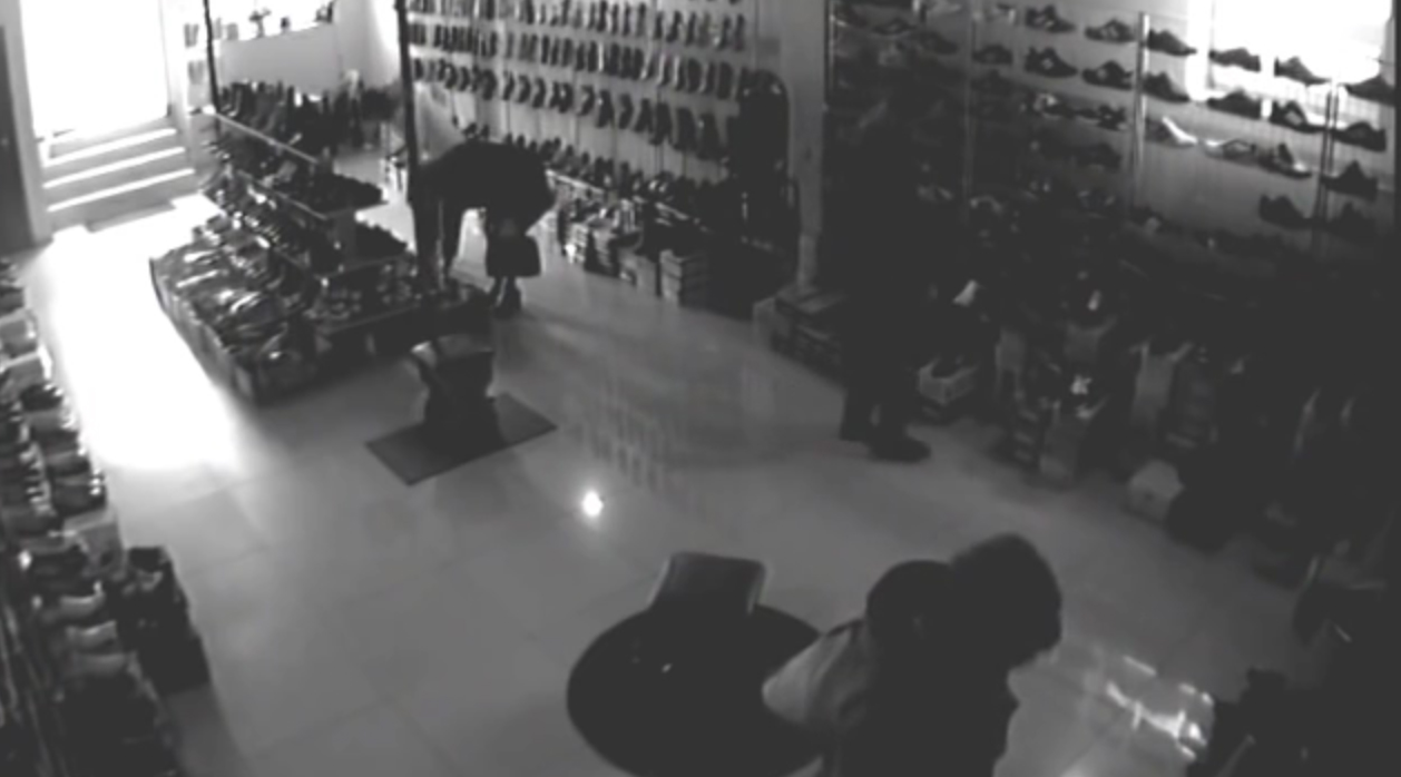 Камери відеоспостереження у магазині взуття м.Мукачева чітко зафіксували жінку, яка викрала чоловічі туфлі вартістю 500 гривень.
