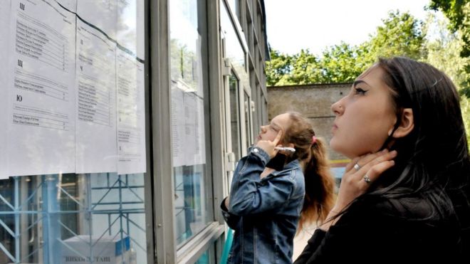 Внешнее независимое оценивание показало, что около 23 тысяч детей среди тех, кто сдавал экзамены, провалили тесты с украинского языка и литературы, а также тест по истории Украины. Это почти 10% детей.

