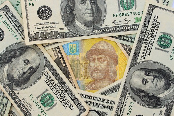 В Україні на початку жовтня рекордно виріс курс долара. У деяких обмінниках уже досягли позначки майже в 26 грн/$, хоча ще вчора валюта продавалася по 24,5 грн/$.
