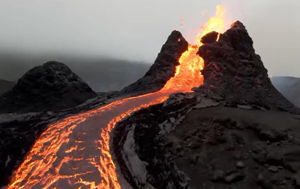 Дрони зняли видовищне відео виверження вулкана (ВІДЕО)