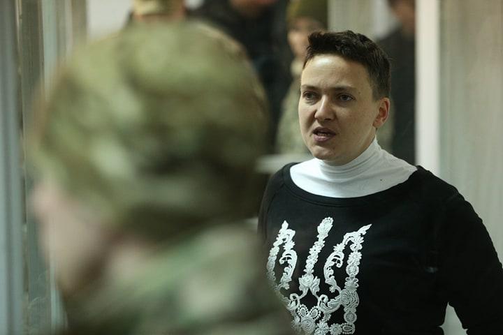 Савченко під час засідання суду заявила, що зброя, яку було виявлено у військовій частині у Хмельницькій області, не призначалася для терактів, а для Збройних сил України. 
