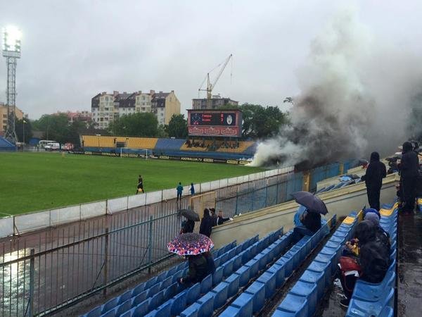 В Ужгороді на матчі "Говерла – Волинь" горіло поле