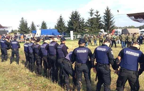 "Прорив" Саакашвілі в Україну: на кордоні вже зібрались "тітушки", поліція та мітингувальники / НАЖИВО