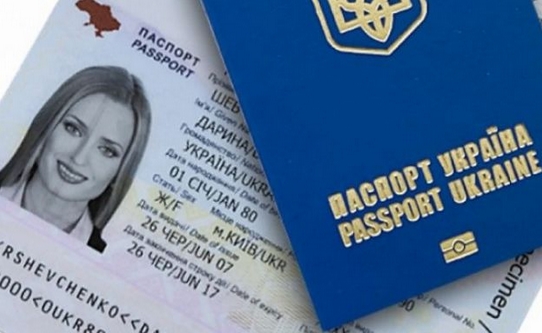 В Україні хочуть дозволити оформлювати закордонний паспорт за день. Вартість, обіцяють, не буде захмарною.