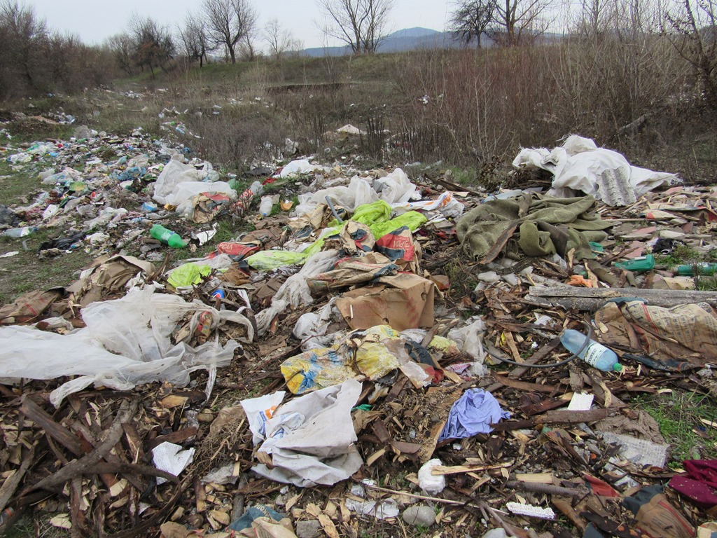 У Чинадієві на Мукачівщині місцеві мешканці утворили стихійне сміттєзвалище. Купи будівельного сміття, брухту, зрізаних гілок, побутових відходів викидають просто у руслі Латориці.