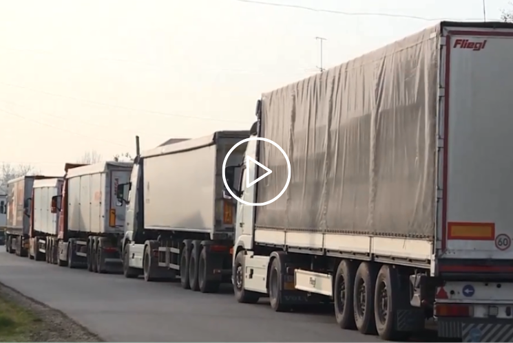 Черга з вантажівок перевищує 10 кіломтрів.