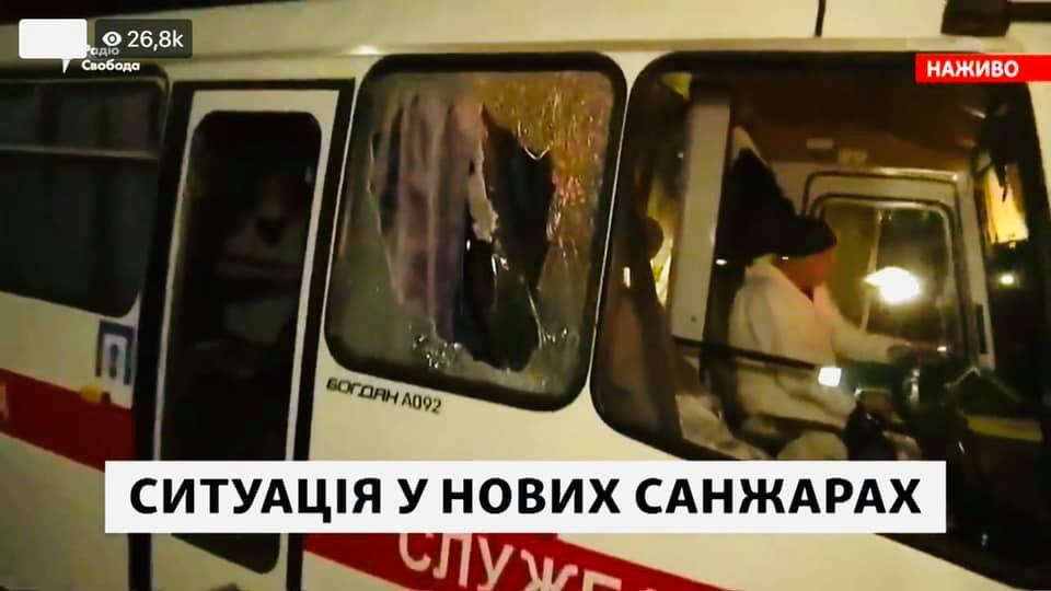 Участники акции протеста кидались камнями в сотрудников полиции и эвакуированных. В результате - разбитые окна и двери в автобусах.
