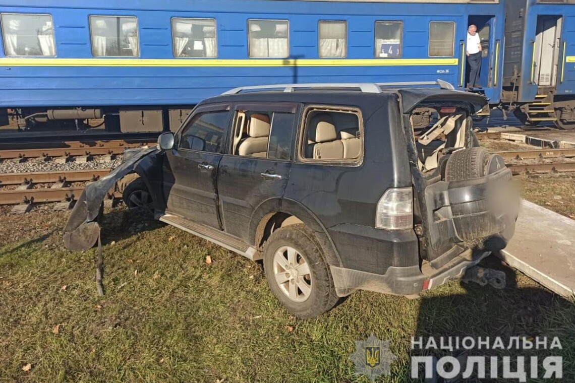 На Харківщині на залізничному переїзді пасажирський поїзд збив автомобіль, який виїхав на червоний сигнал світлофора. Внаслідок аварії травми отримала водій.
