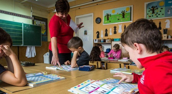 Відповідно до нового регламенту, прийнятого урядом Угорщини, національний орган - Управління освіти, може видавати дозволи на звільнення шестирічних дітей від відвідування школи.