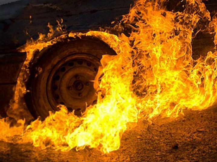 14 червня о 08:20 надійшло повідомлення про загорання вантажного автомобіля MAN у селищі Воловець, на вул. Карпатській.