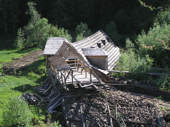 Рараз идет серьезная речь о восстановление уникальной деревянной постройки на Черной реке, через которую в древности смелые сплавщики сплавляли огромные лесные плоты.