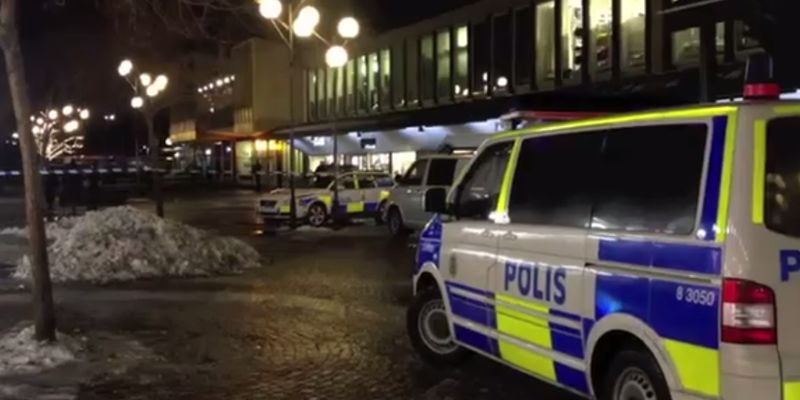 Неизвестный открыл стрельбу и ранил мужчину в торговом центре шведского города Мальмо.