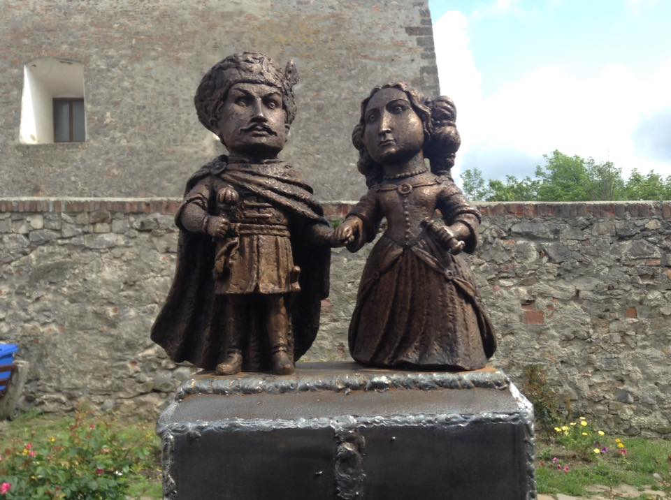 Це міні-пам’ятники роботи Михайла Колодка, які встановлено в Мукачівському замку «Паланок». 