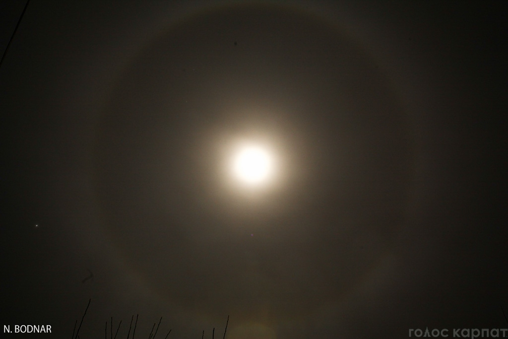 1 лютого близько 22:15 у небі над Ужгородом можна було спостерігати незвичайне для Закарпаття явище. Навколо Місяця утворилось світлове кільце, котре поступово розширювалось.