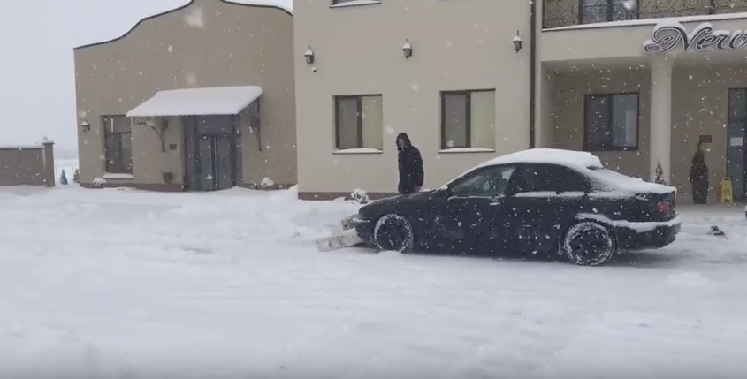 На Закарпатті з "BMW" зробили снігоприбиральну машину / ВІДЕО