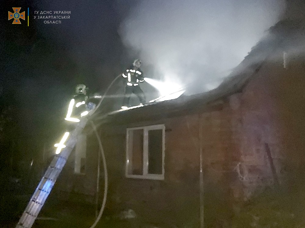 Тячев спасатели ликвидировали пожар в жилом доме.