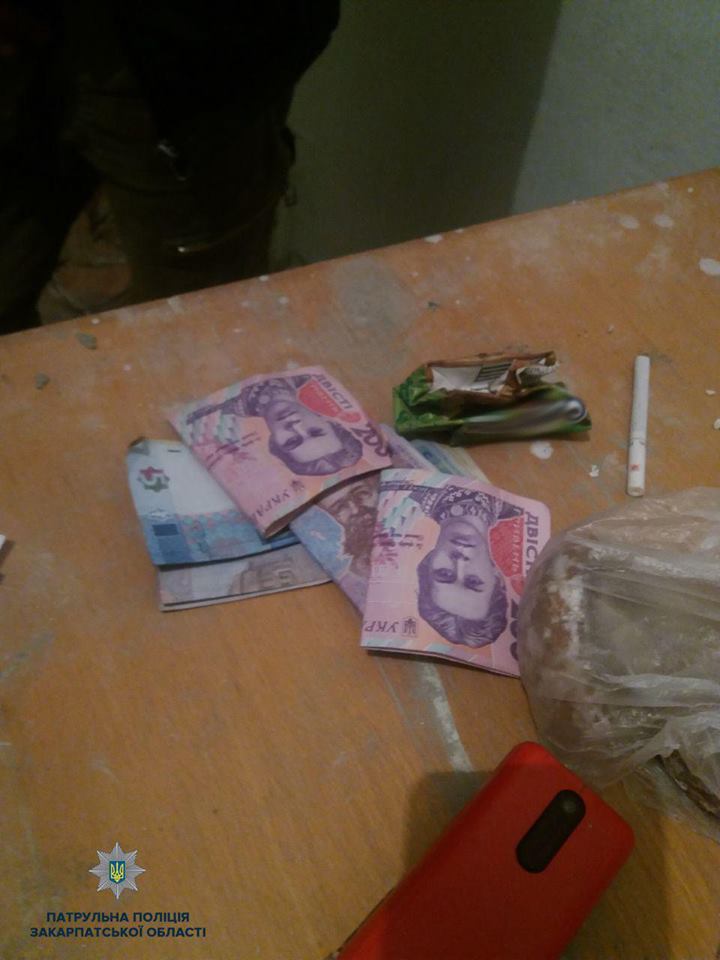 Вчора, близько 21-ї години, патрульним надійшло повідомлення про грабіж на вулиці Тімірязєва в Ужгороді.