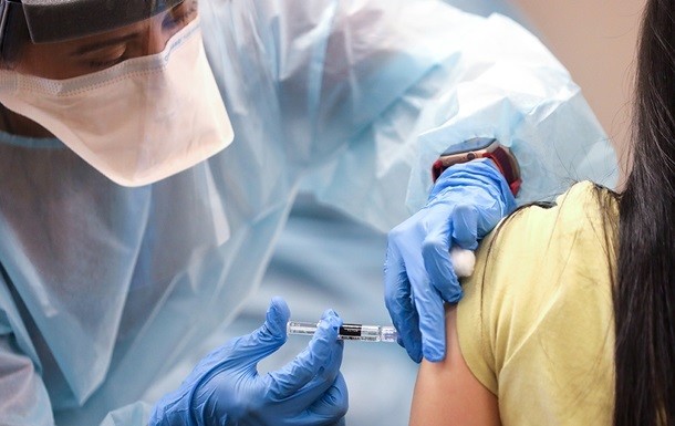 Для вакцинації від COVID-19 закарпатці можуть рбрати одну із трьох доступних вакцин.