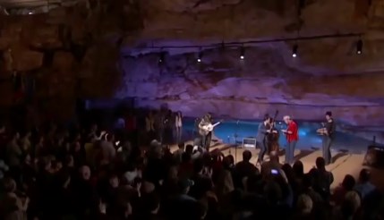 Організатори кажуть, що найважче було зберегти природну красу печери, водночас зробивши її комфортною для глядачів та музикантів. 