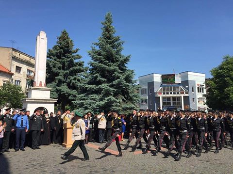 Сегодня, в центре города Мукачево состоялись торжества по случаю вручения дипломов выпускникам Мукачевского военного лицея с усиленной военной и физической подготовкой. 