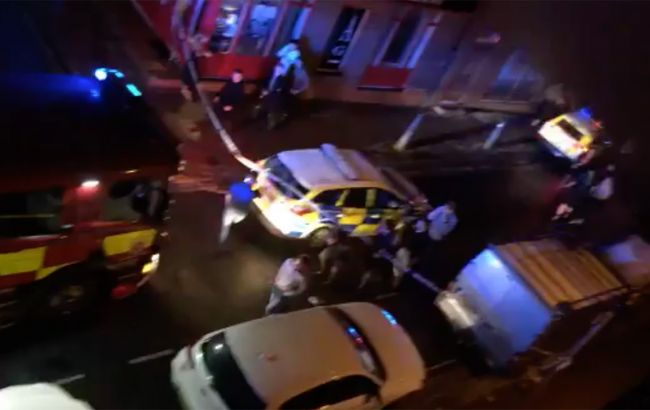 У Великобританії в місті Грейвзенде автомобіль протаранив будівлю нічного клубу, в результаті чого постраждало щонайменше 13 людей.
