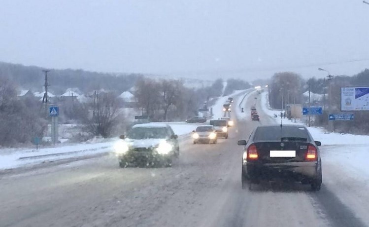 Сегодня по территории Закарпатья пронеслись сильные осадки в виде снега. Через снег и гололед на дорогах края возникают проблемы.