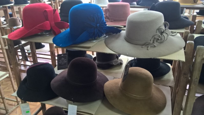 Зроблені тут капелюхи із задоволенням носили компартійні генсеки Леонід Брежнєв і Михайло Горбачов.
