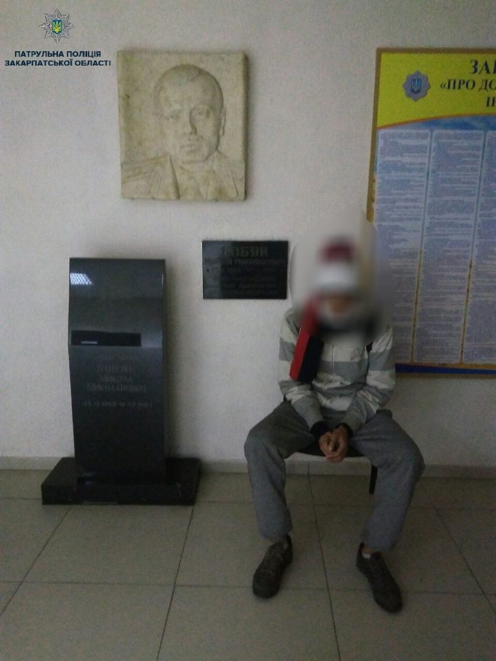 Сьогодні, близько 2-ї години, під час здійснення патрулювання на залізничному вокзалі в Ужгороді патрульні побачили чоловіка, який підозріло поводився.

