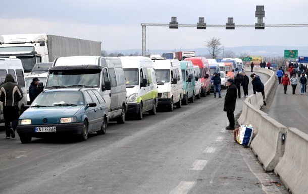 Все ж в Державній прикордонній службі порадили українцям, які збираються в'їжджати або виїжджати, підготуватися до тимчасових незручностей.

