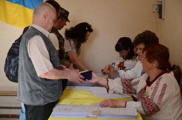 У Берегові міліціонерам повідомили про споювання виборців на одній із дільниць.

