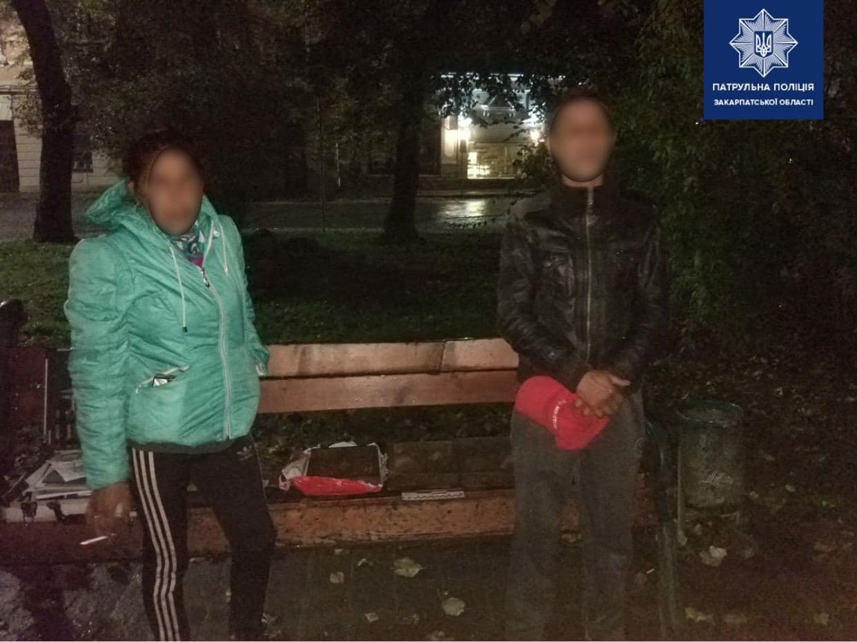 3 листопада, близько 23-ї години, патрульним надійшло орієнтування на двох невідомих осіб, які, ймовірно, здійснили крадіжку каналізаційної решітки. Це трапилося на вулиці Корзо в Ужгороді.