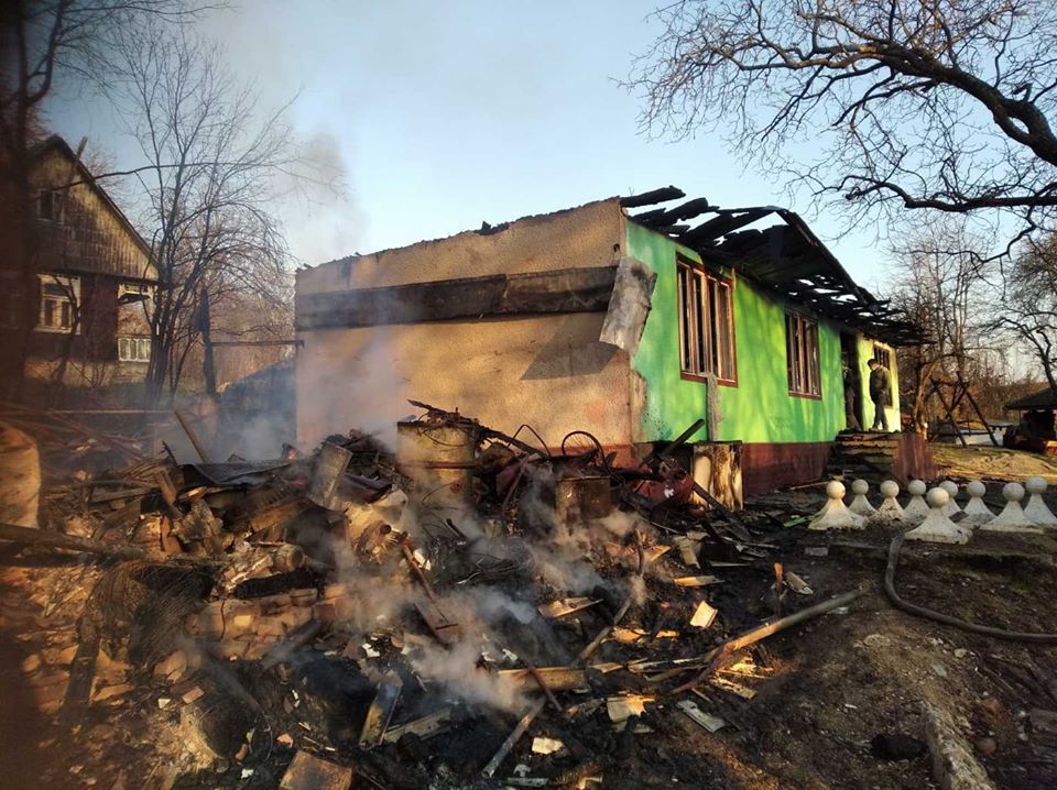 Раховские пожарные ликвидировали пожар в жилом доме, который предположительно загорелся из-за возгорания сухостоя.