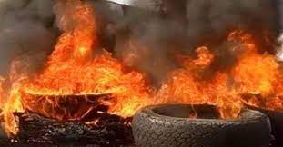 Через спалювання трави загорілися відпрацьовані автомобільні шини на СТО
