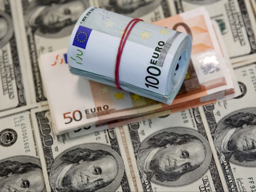Долар та російський рубль подешевшали, євро подорожчав.