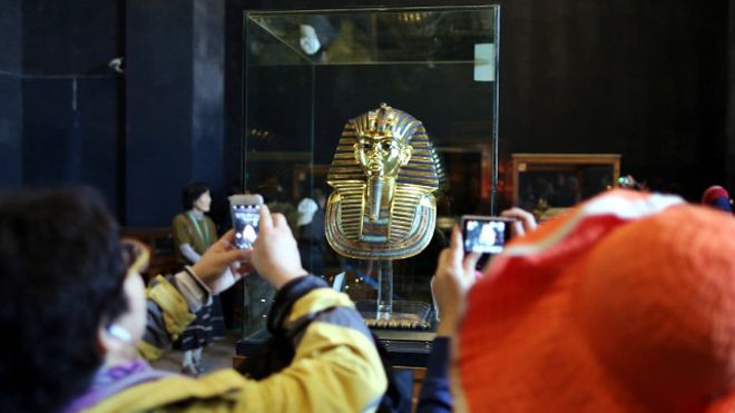 Работники Каирского музея пойдут под суд за то, что сломали, а потом приклеили бороду Тутанхамону.
