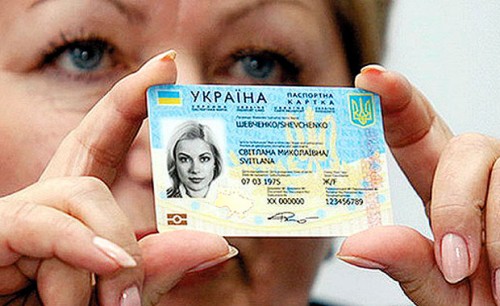Із 11 січня в Україні розпочнуть видавати паспорти у вигляді ID-карток. Перші у черзі - 16-річні, решта зможе отримати ID-картку наприкінці січня або вже з лютого.