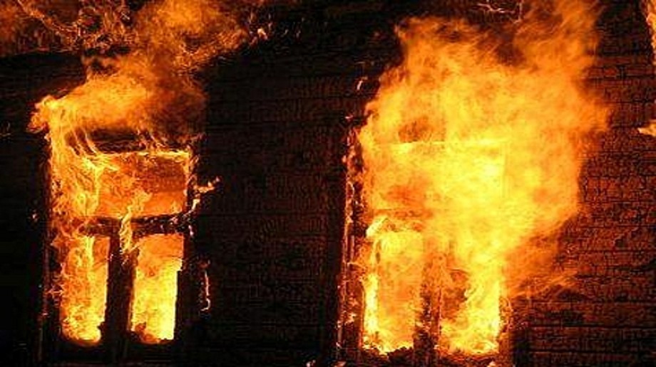 Вранці 25 жовтня в місті Іршава на вулиці Білецькій сталася пожежа в одноповерховому житловому будинку. Поки власниця помешкання перебувала за кордоном, будівлю самовільно заселили двоє безхатченків. 