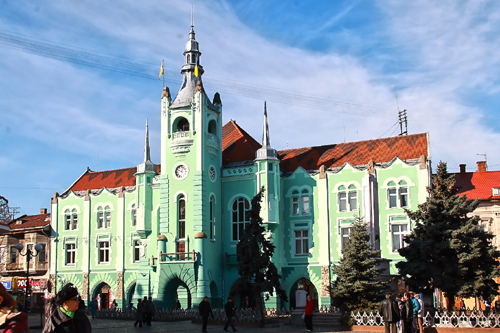 Прокуратура міста Мукачева звернулась до суду з позовом про повернення громаді міста об’єкту цивільного захисту, який незаконно продала міська рада.