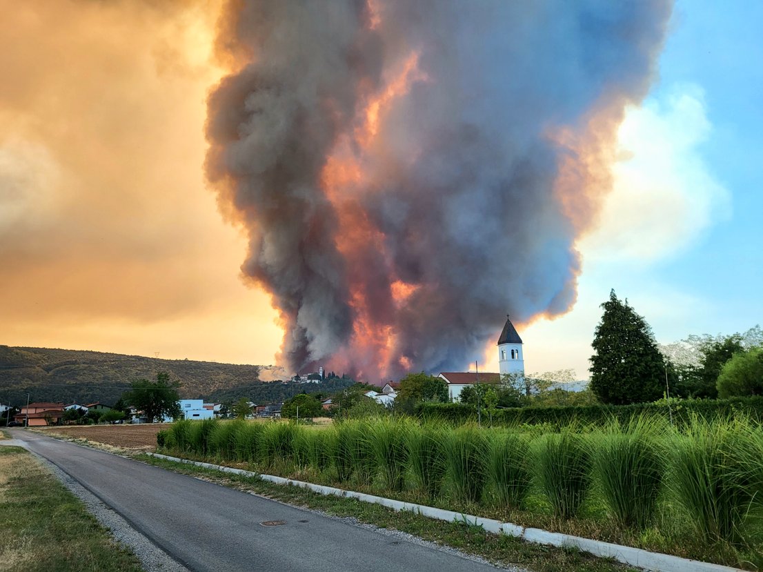 У Словенії триває боротьба з лісовими пожежами на плато Карст поруч з італійським кордоном.