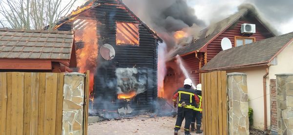 Почти полтора часа подразделение СЭС «Берегово» и добровольные пожарные из Дерзена работали над ликвидацией пожара в двух деревянных садовых домиках в деревне Дыйда Берегового района. 