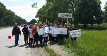 Примерно полтора десятка врачей линейной поликлиники станции «Ромны» пришли пешком из Сумской области в Киев, чтобы выразить Кабинета Министров протест против закрытия их медучреждения.