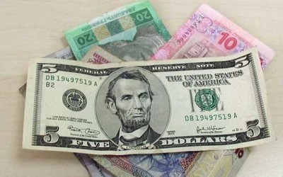 Наприкінці робочого тижня долар США та євро дещо подорожчали на готівковому валютному ринку України.

