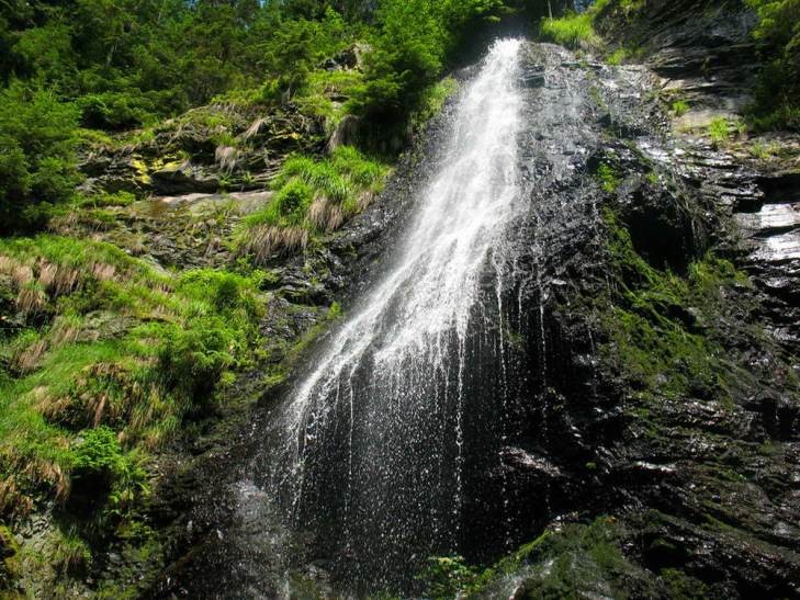 Для жителей края Ялинский водопад на Раховщине известен давно, но популярным среди широкой общественности стал лишь в 2011 году.