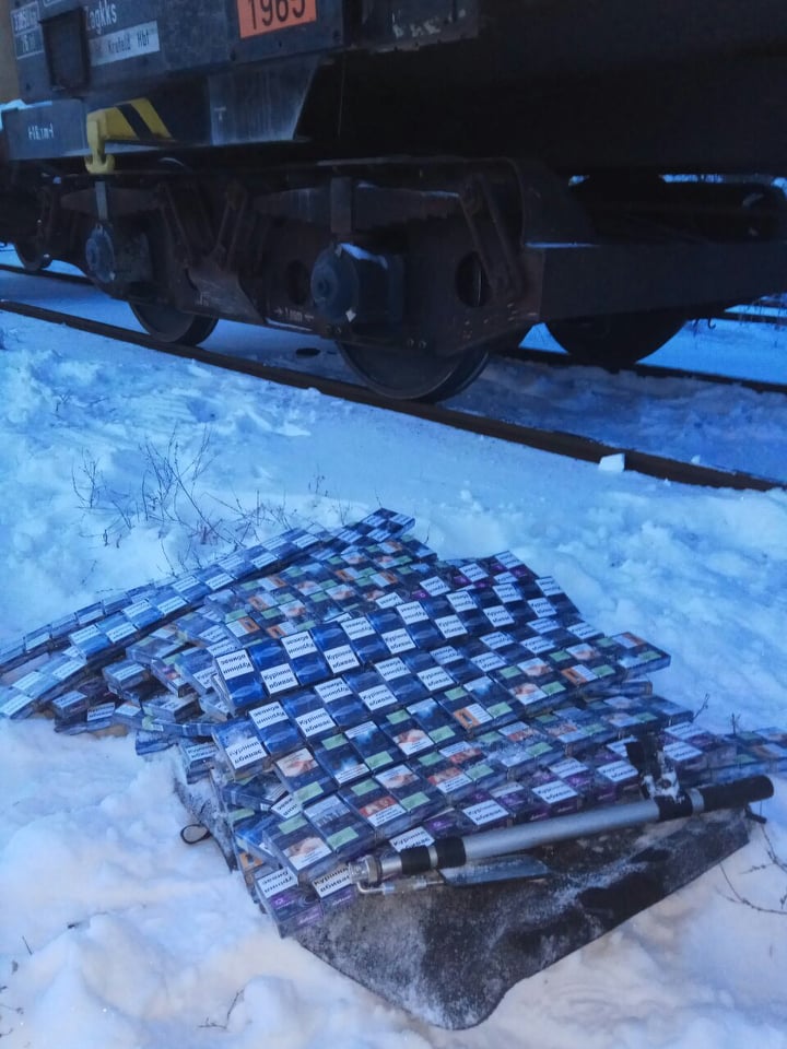 Закарпатські прикордонники виявили контрабандні цигарки у вантажному потягу
