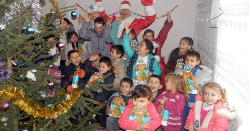 К ромских детей Хуста пожаловал Дед Мороз