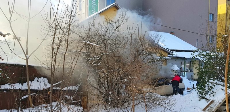 Прямо зараз, у цi хвилини, на приватному подвiр’ї в Ужгородi, на вулицi Минайськiй горить автомобiль росiйського виробництва. 